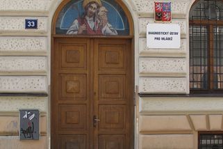 S důchodkyní praštil o zem a vytrhl jí kabelku. Patnáctiletý student z Klatov jde k soudu - Novinky